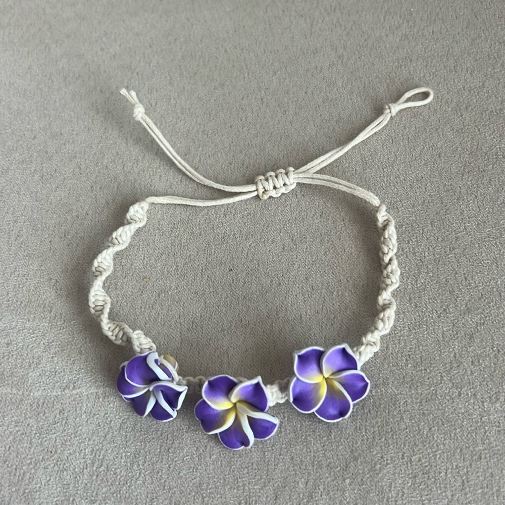 NWOT Adjustable Hawaiian Plumeria Bracelet